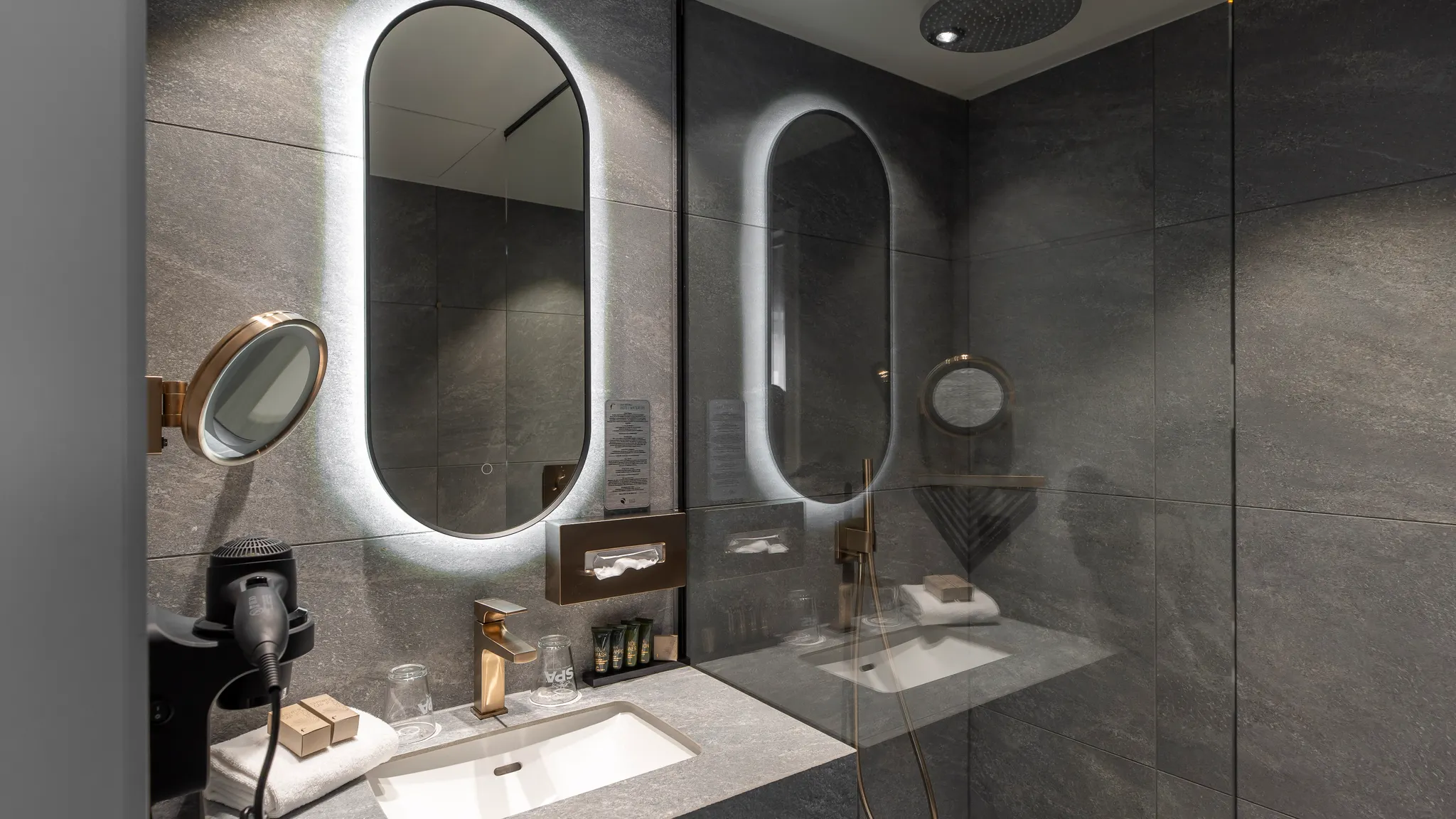 Salle de bain avec douche à l’italienne dans la chambre Deluxe de l’hôtel Van der Valk Waterloo
