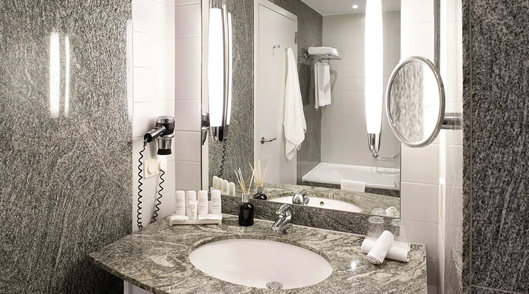 Salle de bain moderne de la Chambre Standard à Spa