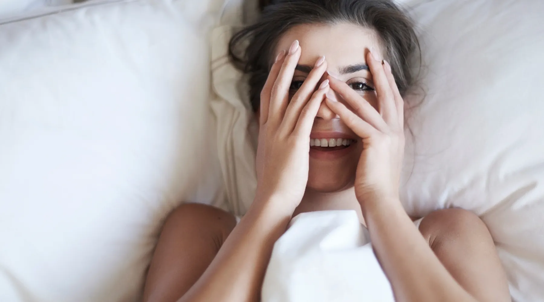 Femme sur un lit