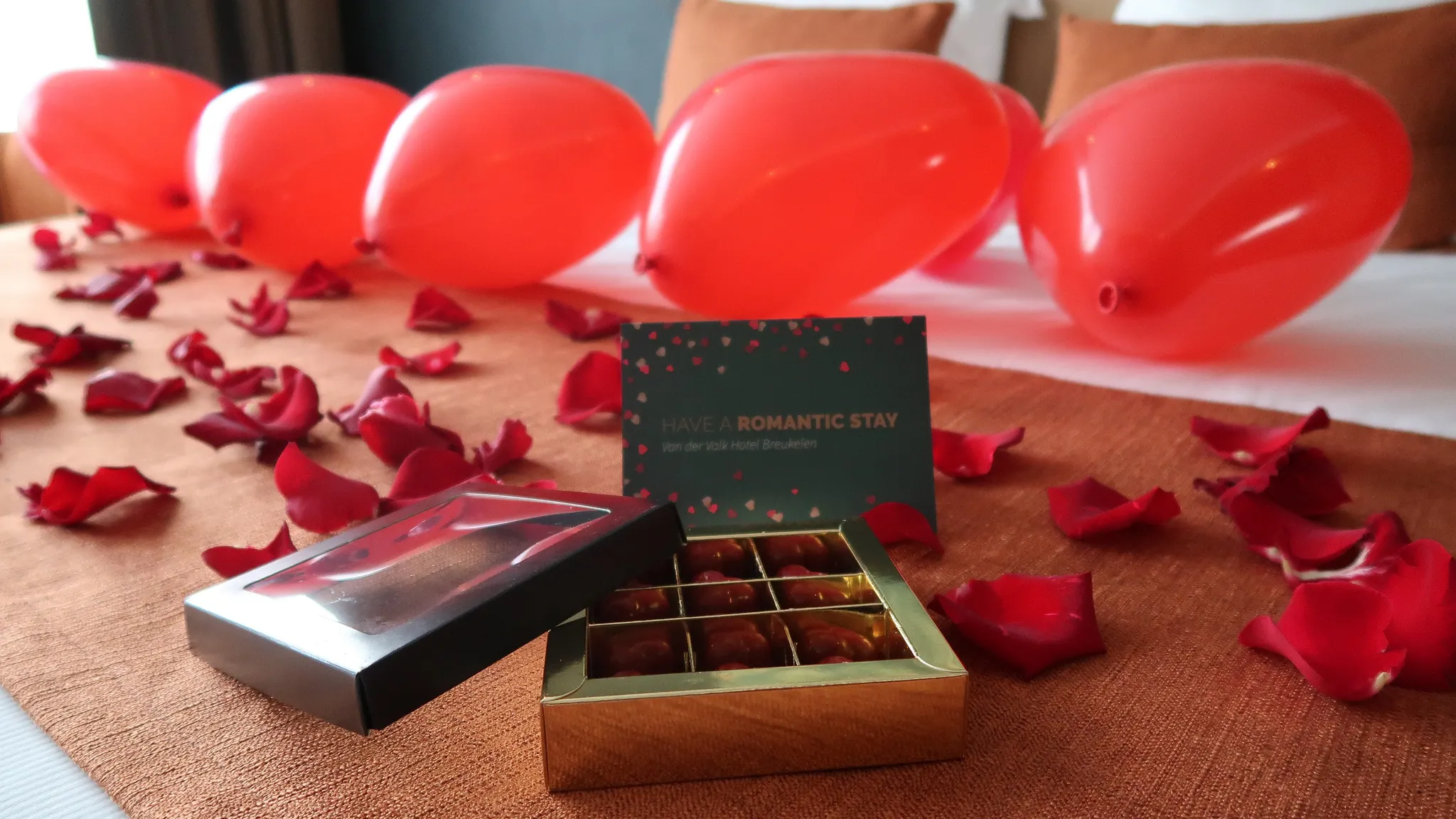 Chocolade bij het romantisch arrangement