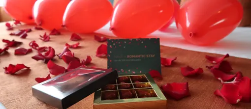 Chocolade bij het romantisch arrangement