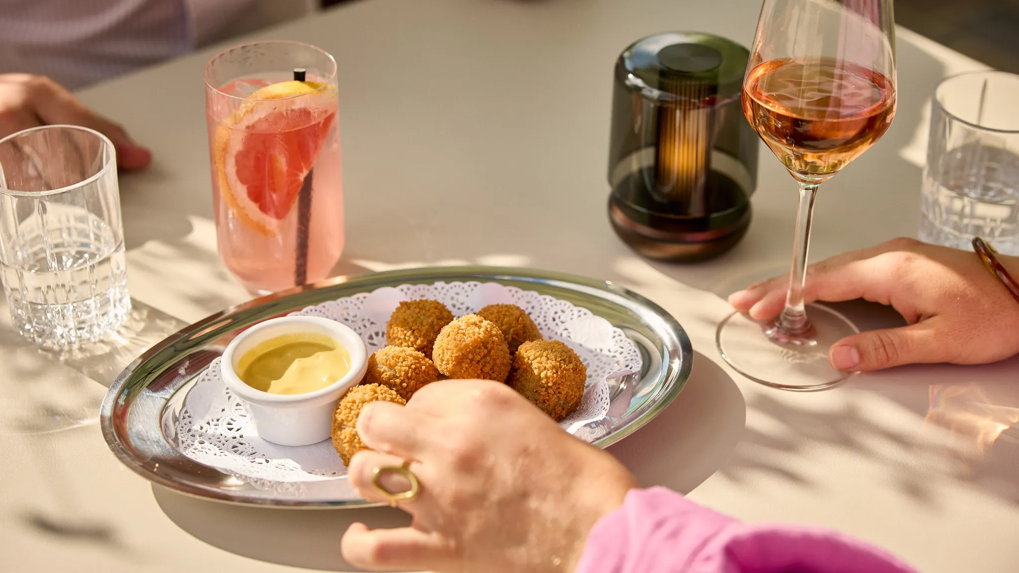 Terrasse mit Bitterballen