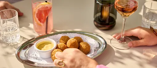 Terrasse mit Bitterballen