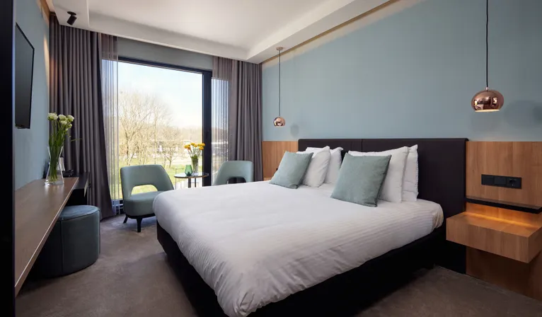Bett im Standardzimmer im Van der Valk Hotel Gorinchem-A27