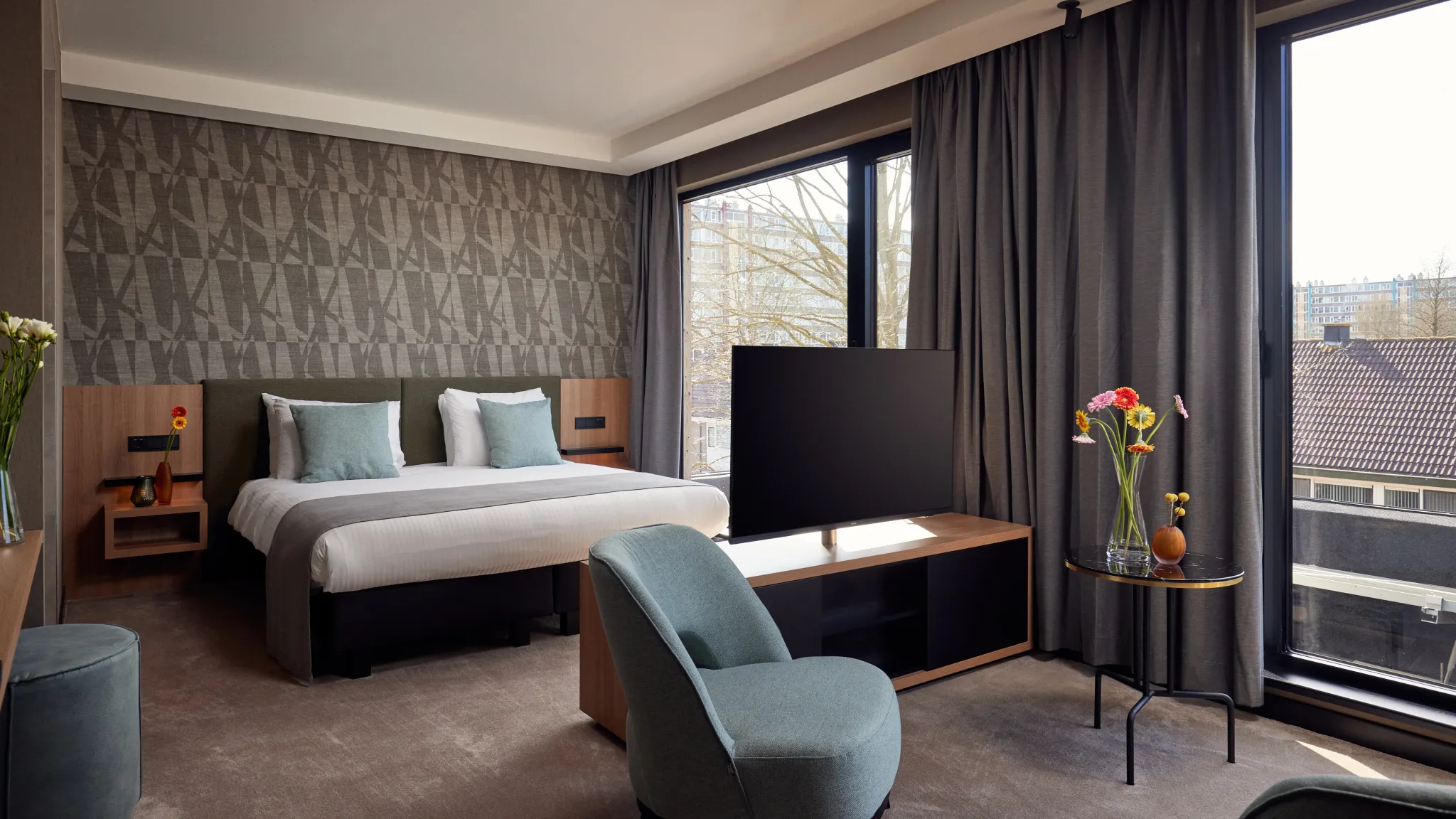 Lit et coin salon dans la chambre supérieure du Van der Valk Hotel Gorinchem-A27