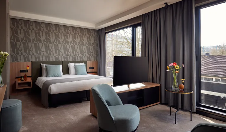 Lit et coin salon dans la chambre supérieure du Van der Valk Hotel Gorinchem-A27