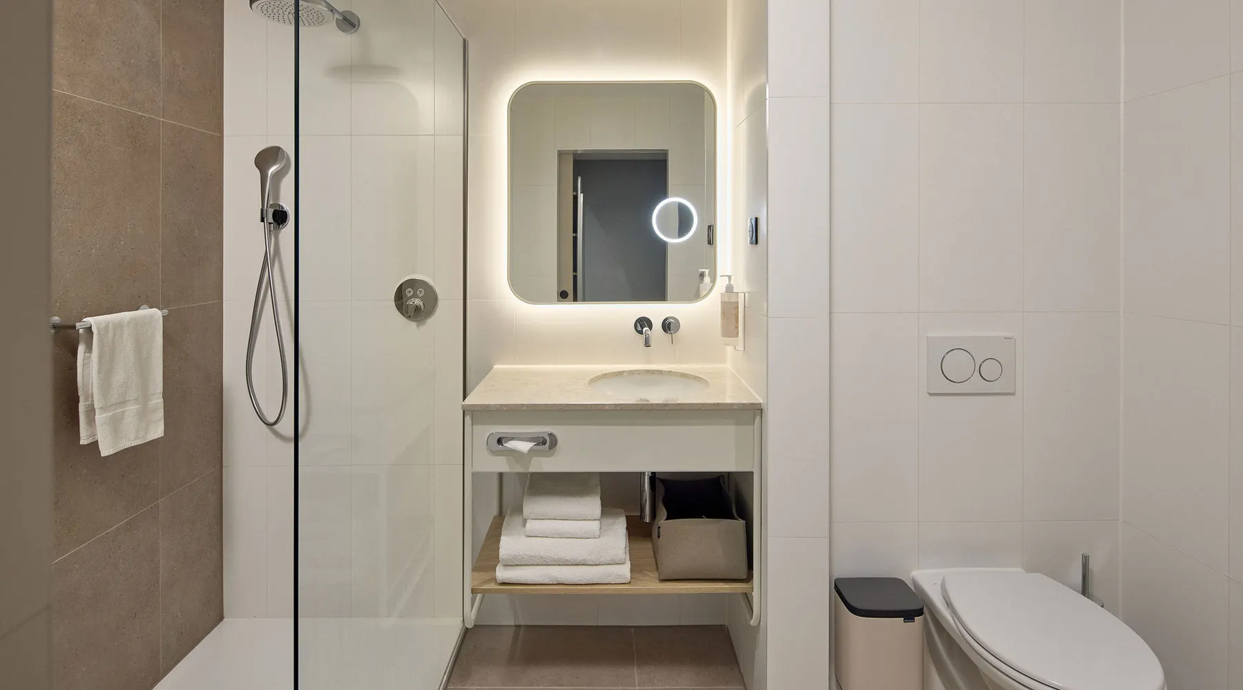 Deluxe Room Bathroom