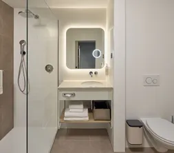 Deluxe Room Bathroom