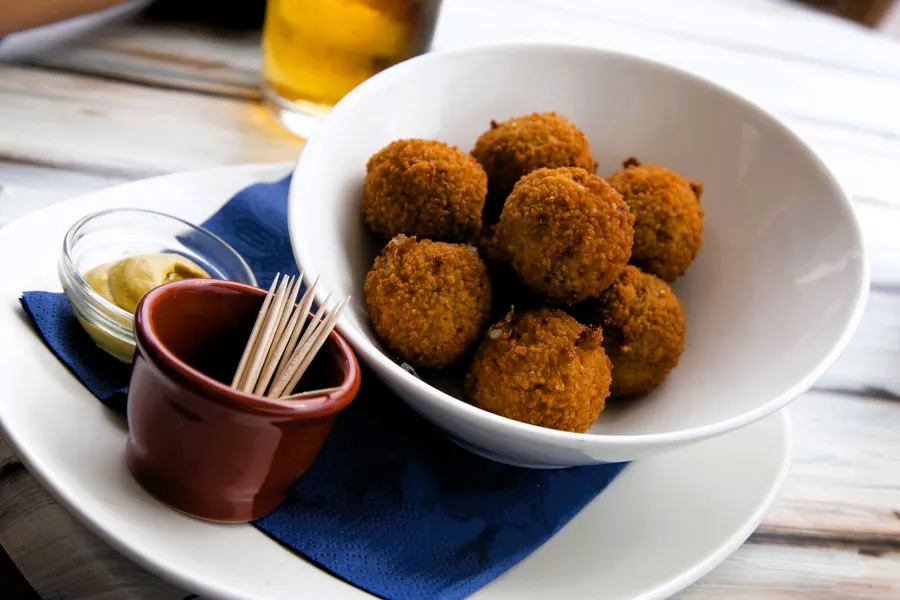 Genießen Sie Bitterballen mit dem Bitterballen-Popper-Paket bei Van der Valk Arnhem
