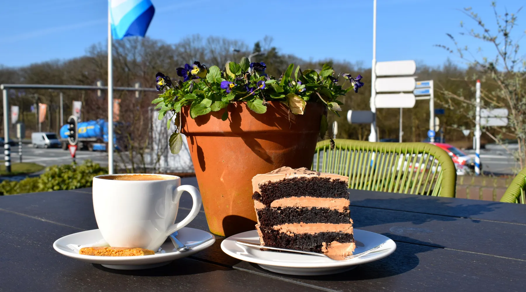 Genießen Sie eine köstliche Tasse Kaffee mit einem Stück Kuchen auf unserer sonnigen Terrasse