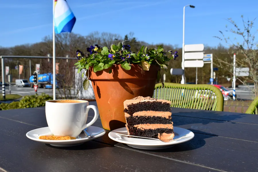 Geniet van een heerlijk kopje koffie met stuk gebak op ons zonnige terras