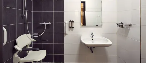 Onze mindervalide kamer is van alle benodigde faciliteiten voorzien