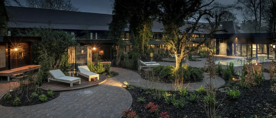 Wellnesstuin in de avond