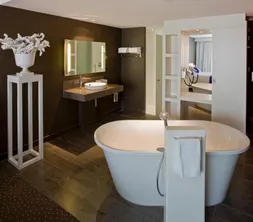 Komfortzimmer mit Badewanne und Dusche Van der Valk hotel Apeldoorn - de Cantharel