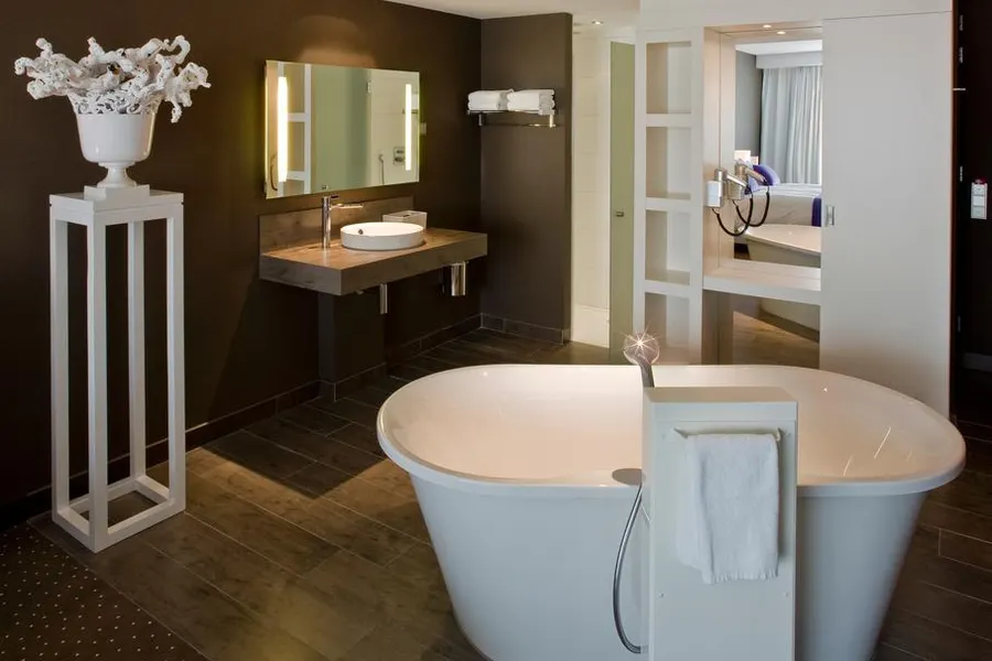 Komfortzimmer mit Badewanne und Dusche Van der Valk hotel Apeldoorn - de Cantharel