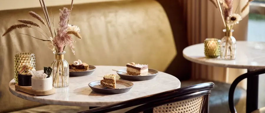 Geniet van koffie en gebak in de koffiebar