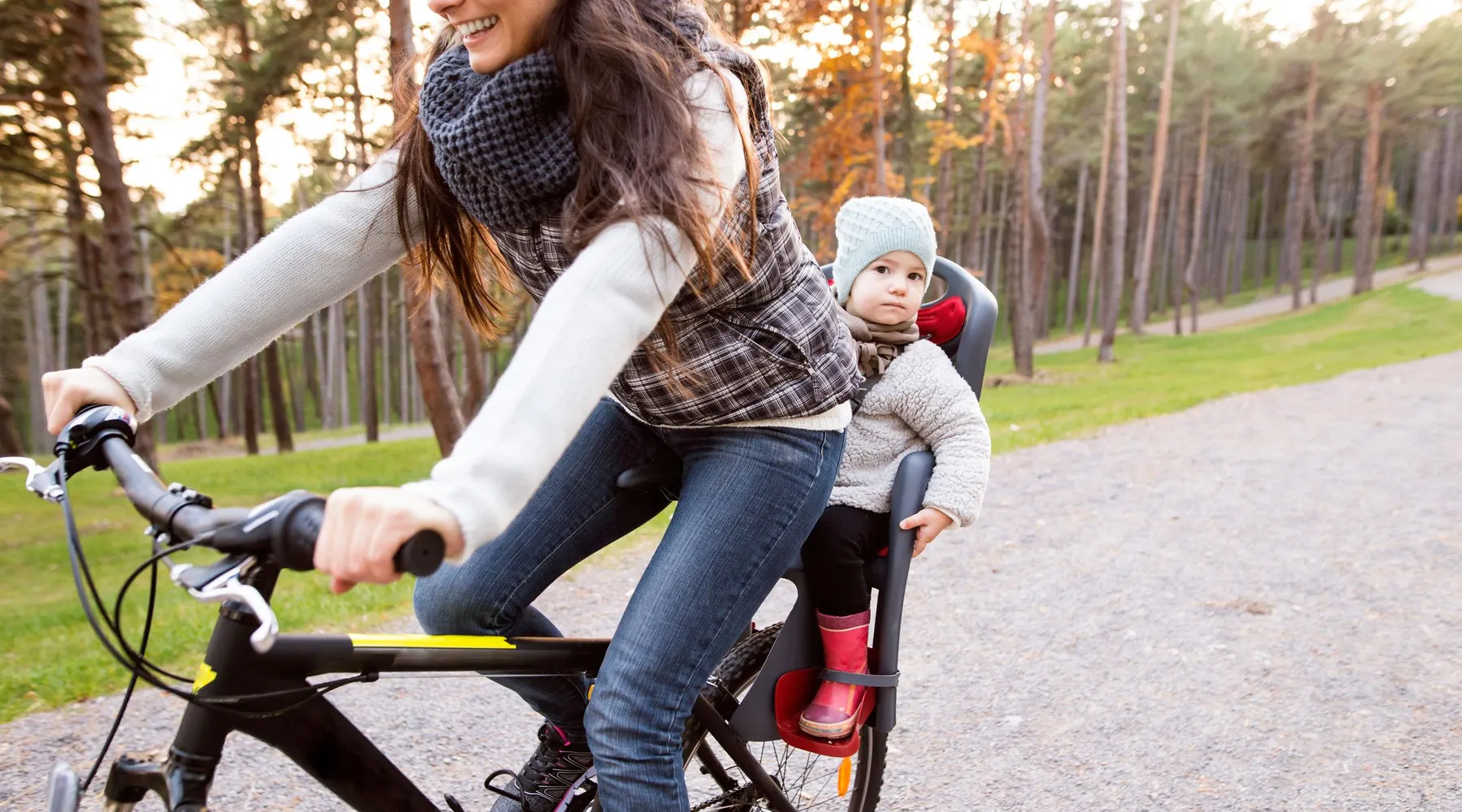 fietsen-moeder-kind-herfst-natuur-van-der-valk