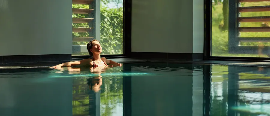 Wellness spa relaxen groene smoothie plant zwembad badjas