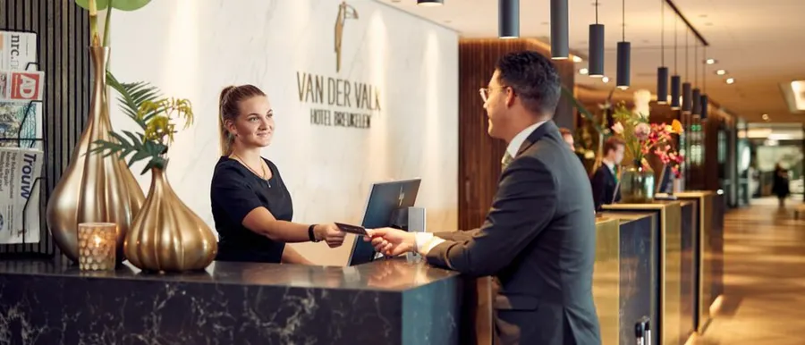 Incheck Receptie balie hand gast sleutel