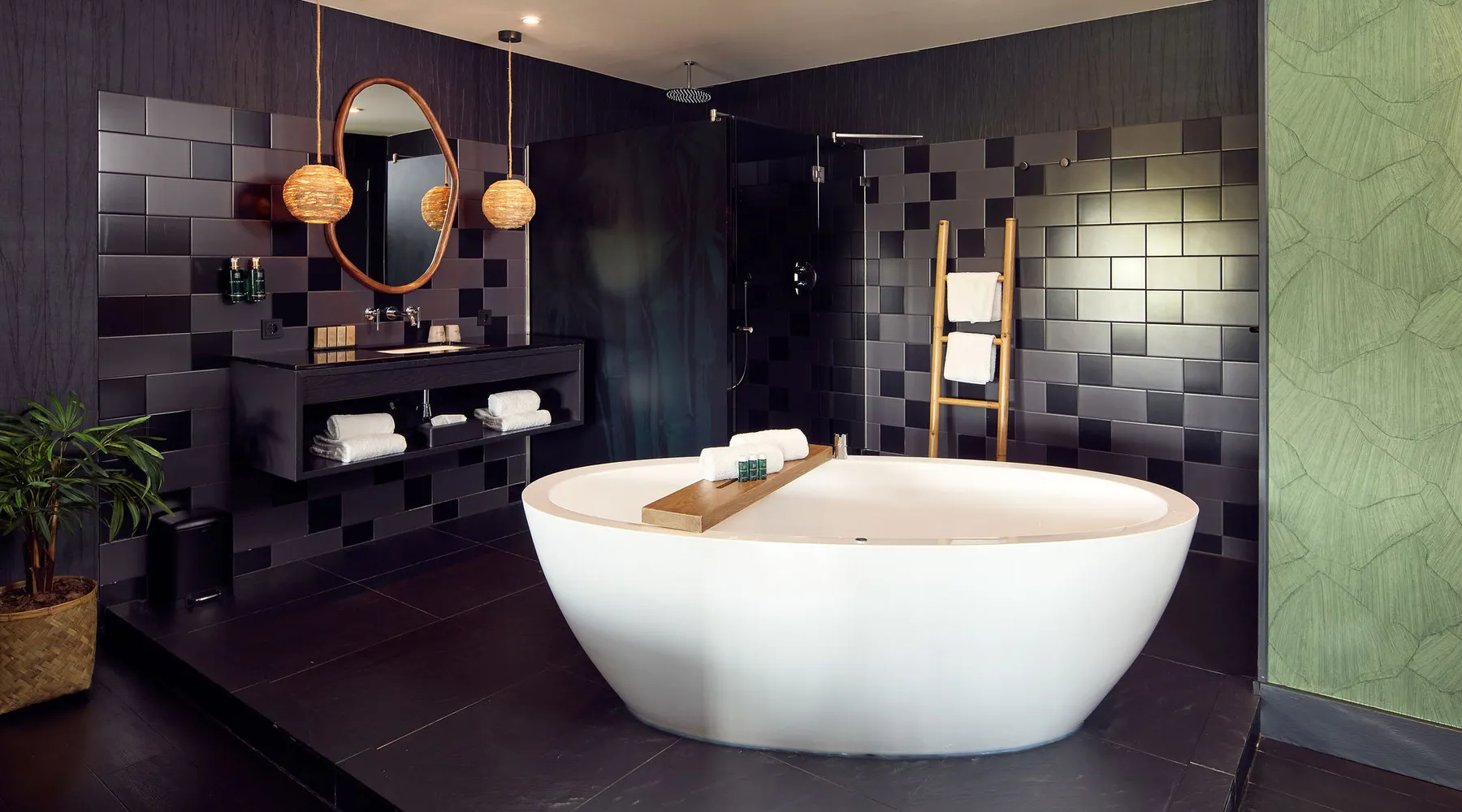 Hotel Breukelen Oriental Suite luxe bubble bath bathroom shower