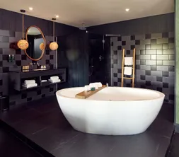 Hotel Breukelen Oriental Suite luxe bubble bath bathroom shower