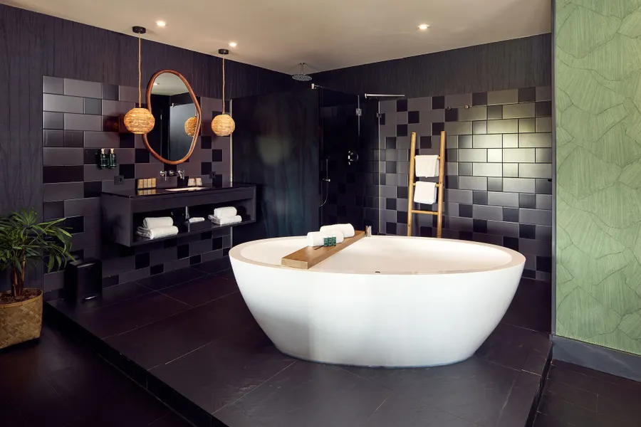 Hotel Breukelen Oriental Suite luxe bubble bath bathroom shower