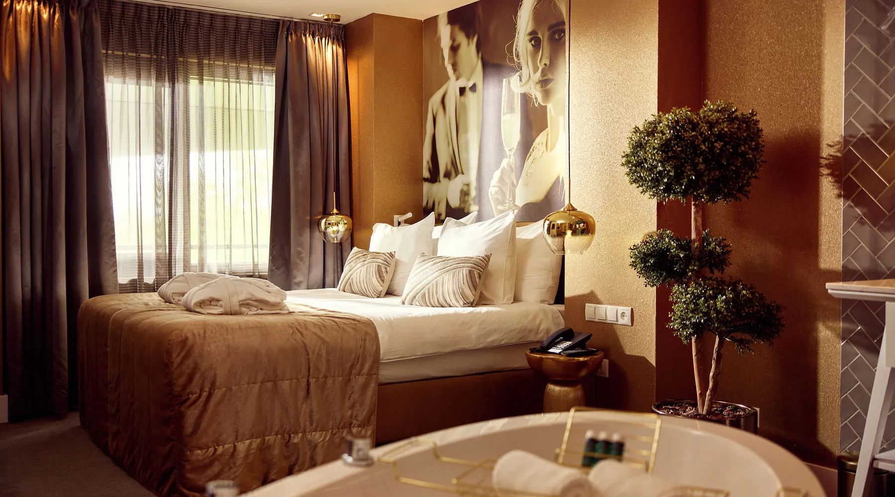 Champagne Suite Hotel Breukelen luxe suite sitting area bedroom kingsizebed