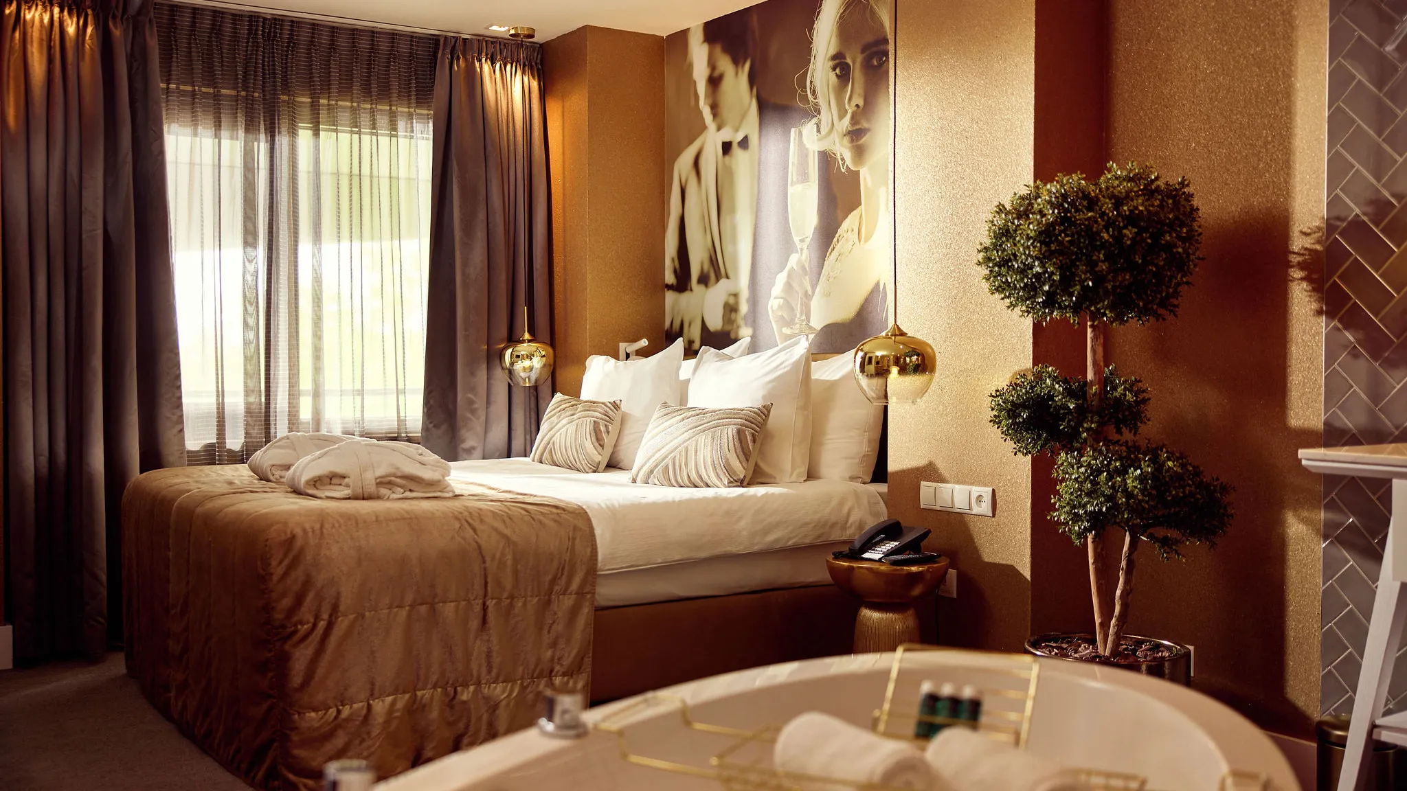 Champagne Suite Hotel Breukelen luxe suite sitting area bedroom kingsizebed
