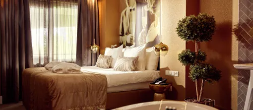 Champagne Suite Hotel Breukelen luxe suite sitting area bedroom kingsizebed