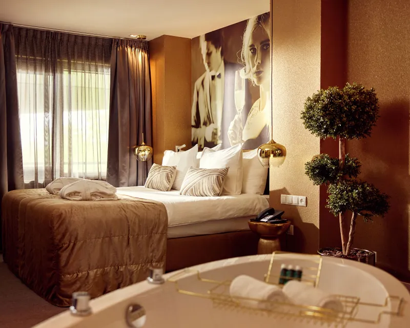 Champagne Suite Hotel Breukelen Luxe Suite zitdeel slaapdeel kingsizebed