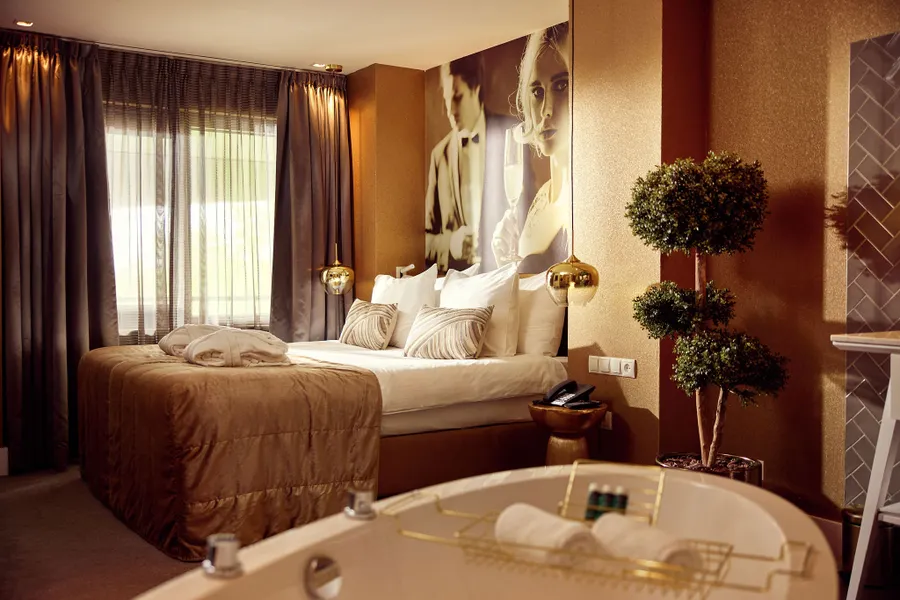 Champagne Suite Hotel Breukelen luxe suite sitting area bedroom kingsizebed