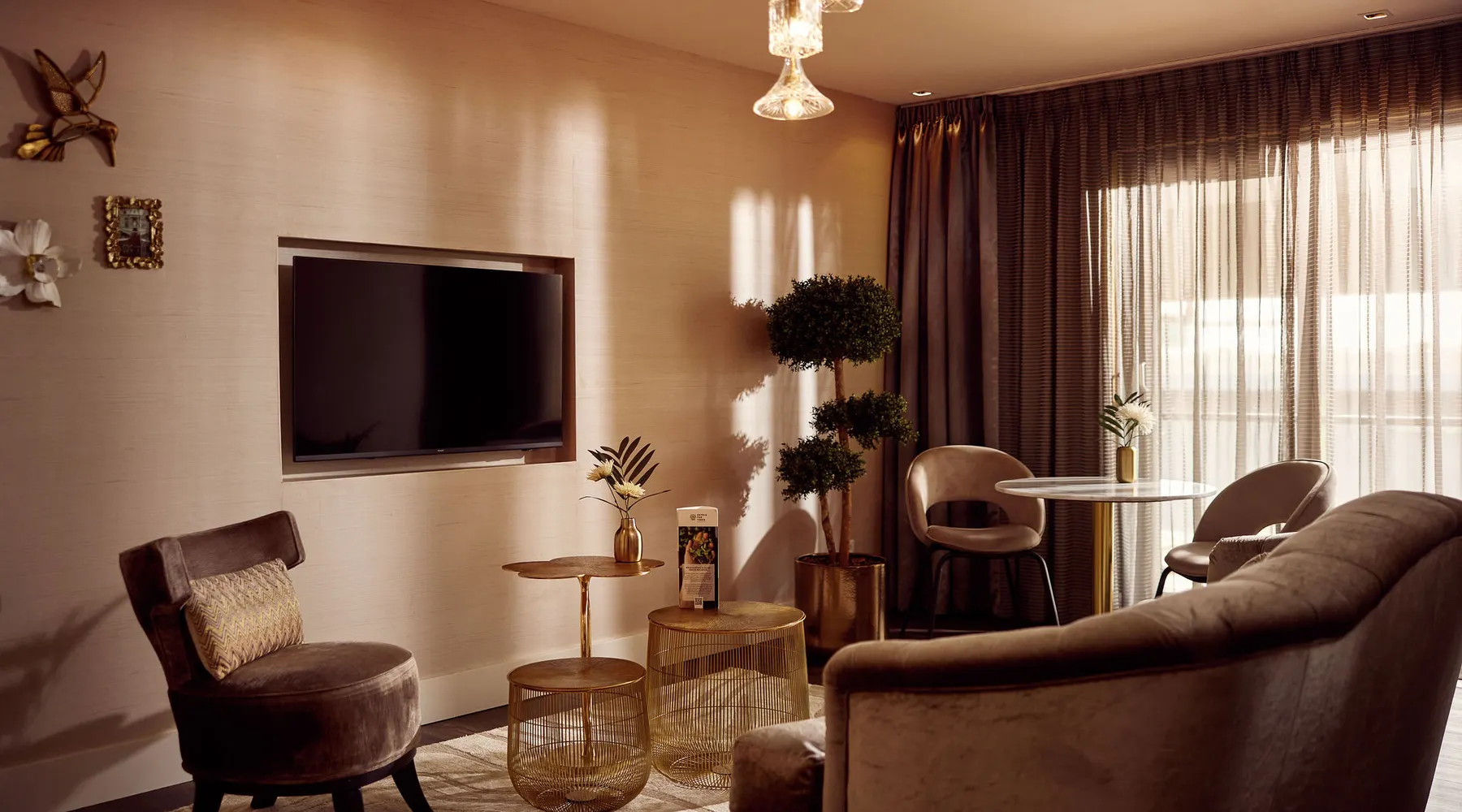 Champagne Suite Hotel Breukelen bathroom bath shower luxe