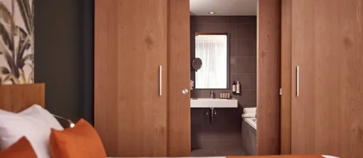 Deluxe connecting room bathtub