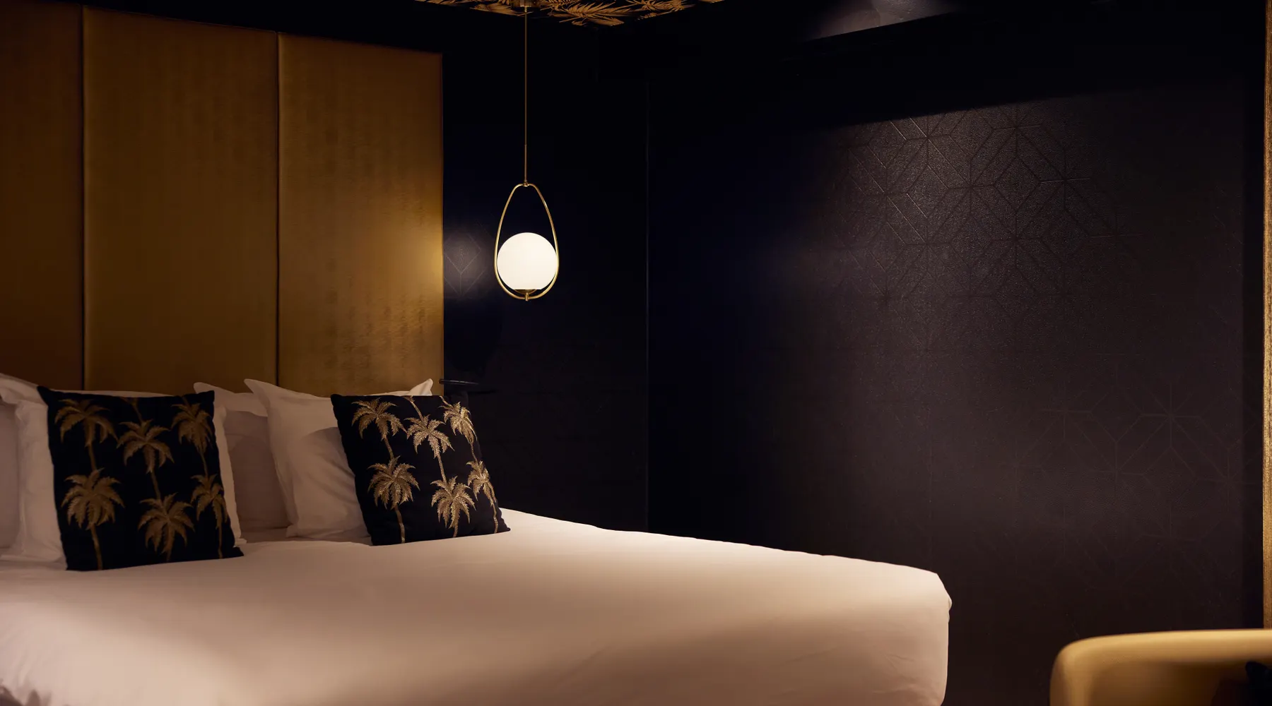 Golden suite bed close