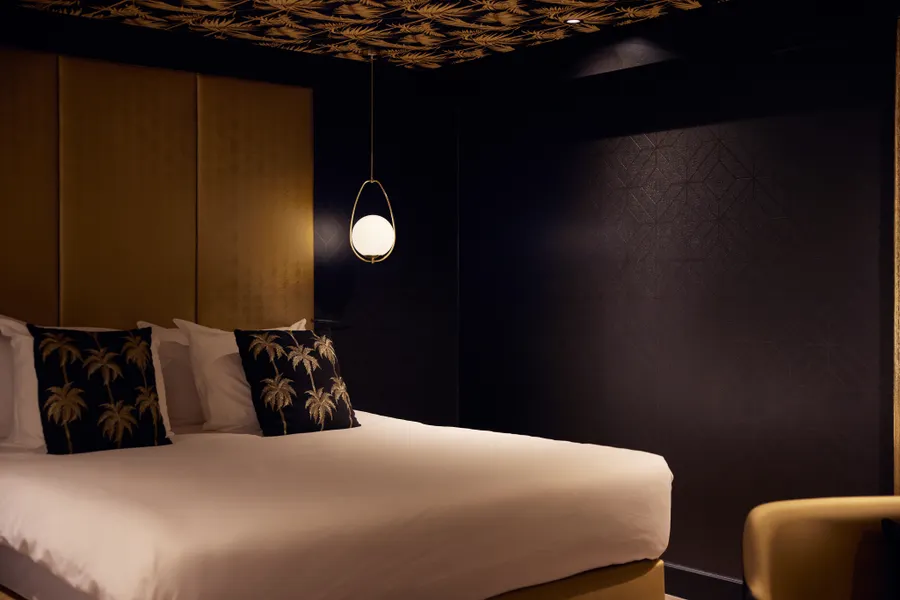 Golden suite bed close