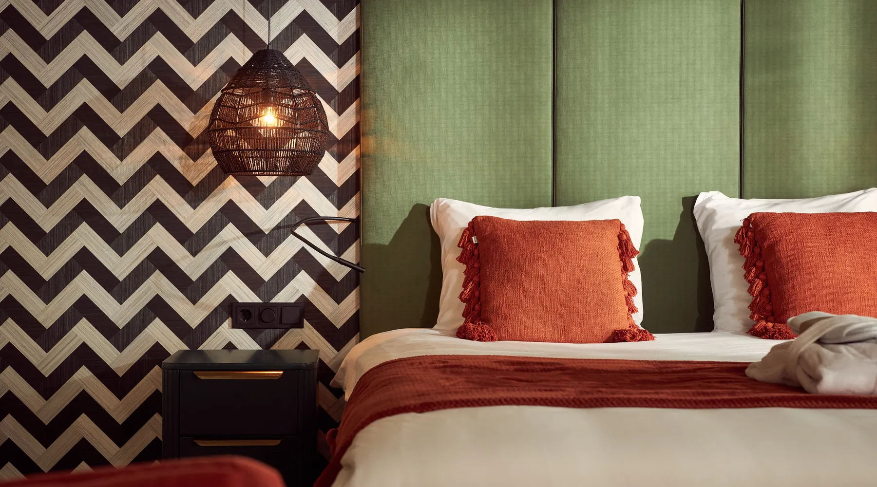 Garden suite bed