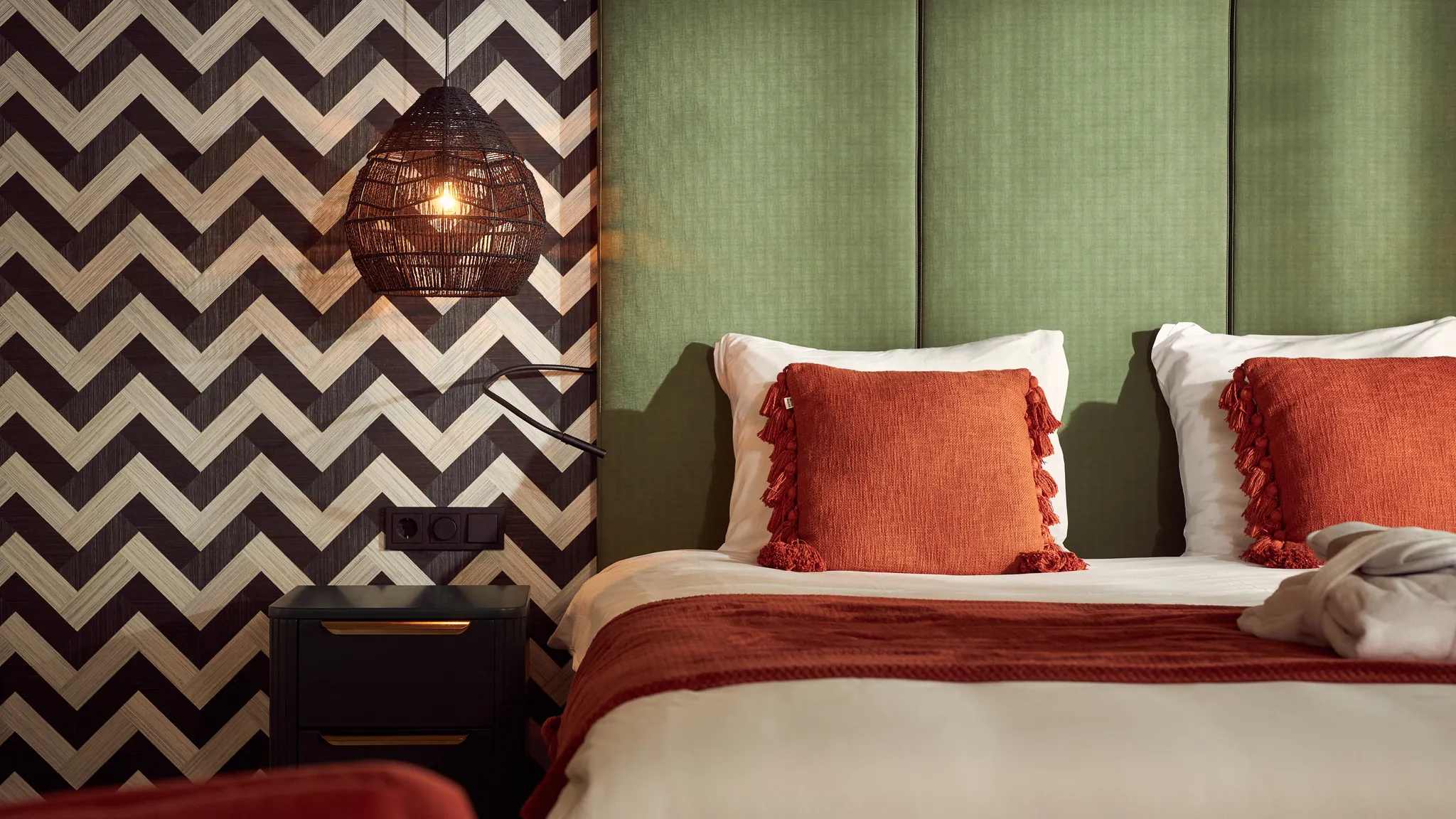 Garden suite bed