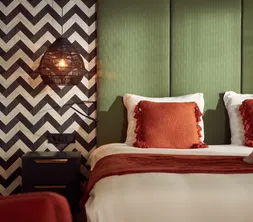 Garden suite bed