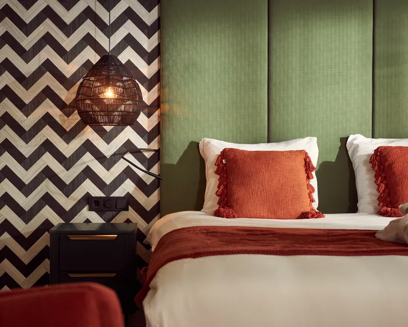 Garden suite bed