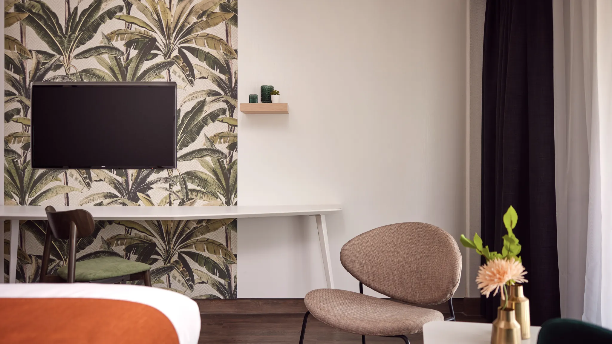 Comfort Room Hotel Breukelen Sitting area chair vase phone lamp curtain