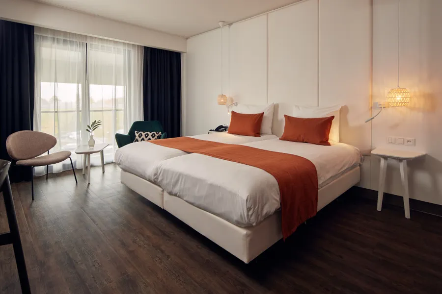 Comfort Zimmer Hotel Breukelen twin bed pillow mirror lamp
