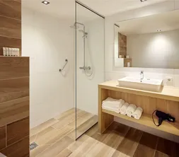 Im Hotelzimmer befand sich ein hölzerner Waschtisch mit Waschbecken, großem Spiegel und weichen Handtüchern.