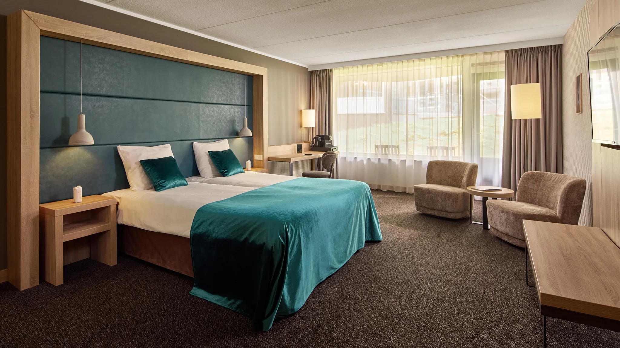 Geräumiges Komfort-Hotelzimmer mit Doppelbett und Sitzecke im Van der Valk Hotel Leusden-Amersfoort