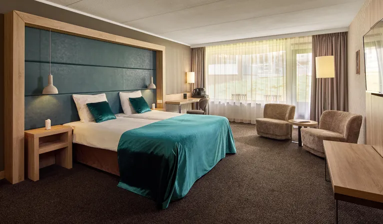 Geräumiges Komfort-Hotelzimmer mit Doppelbett und Sitzecke im Van der Valk Hotel Leusden-Amersfoort