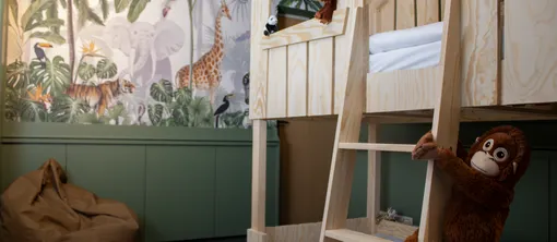 Verspielter Kinderschlafbereich mit Etagenbett und Dschungelthema im Familienzimmer des Van der Valk Hotels Leusden-Amersfoort
