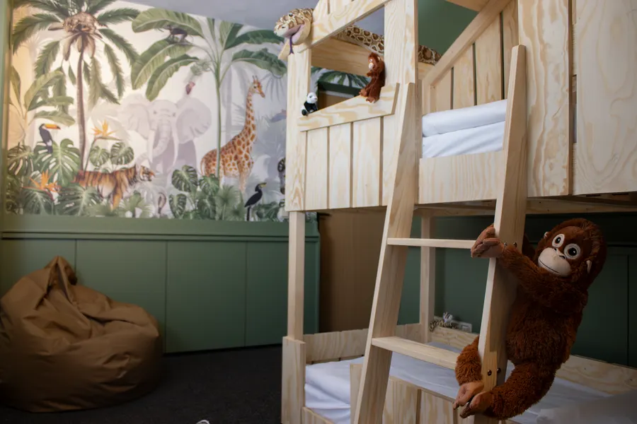 Espace de couchage ludique pour enfants avec lit superposé et thème jungle dans la chambre familiale de l'hôtel Van der Valk à Leusden-Amersfoort