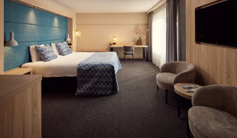 Geräumiges Superior-Deluxe-Hotelzimmer mit Doppelbett, Sitzecke und Flachbildfernseher im Van der Valk Hotel Leusden-Amersfoort