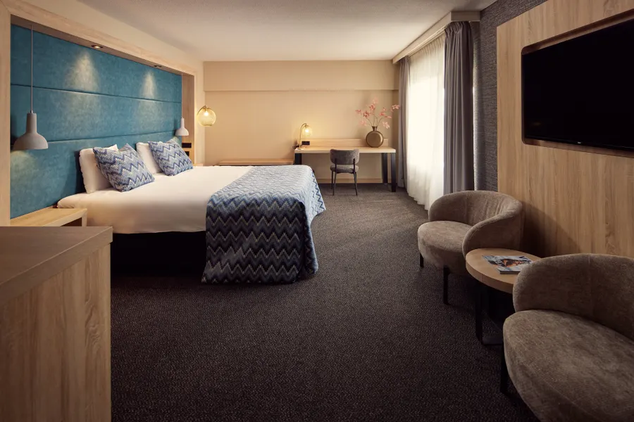 Ruime Superior Deluxe hotelkamer met tweepersoonsbed, zithoek en flatscreen in Van der Valk Hotel Leusden-Amersfoort