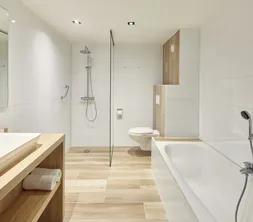 Luxuriöses Badezimmer mit Badewanne, begehbarer Dusche und Doppelwaschbecken im Superior Deluxe Zimmer