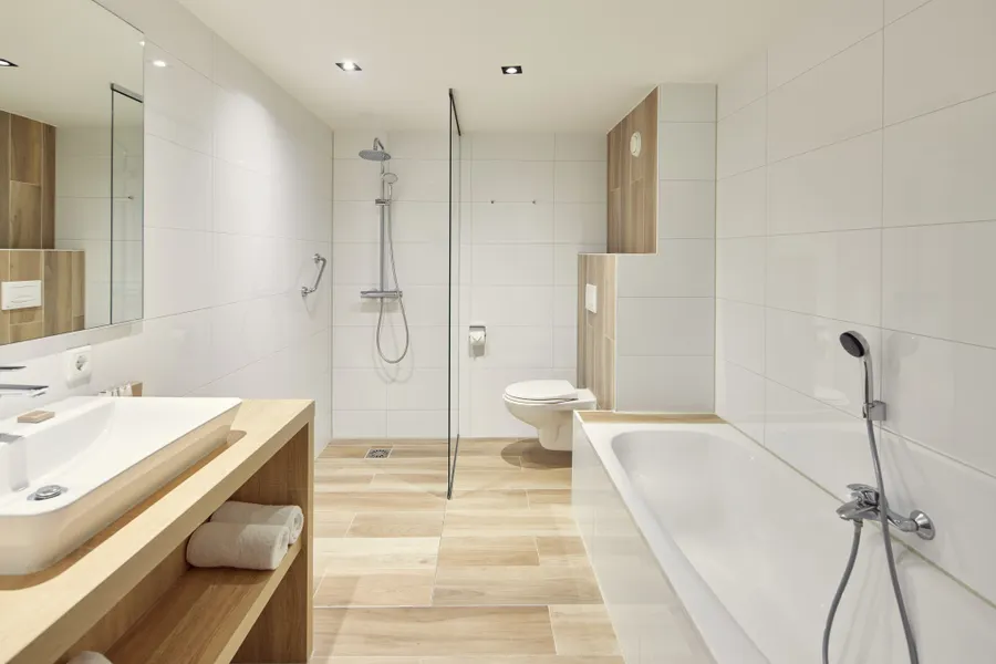 Luxe badkamer met ligbad, inloopdouche en dubbele wastafel in de Superior Deluxe kamer